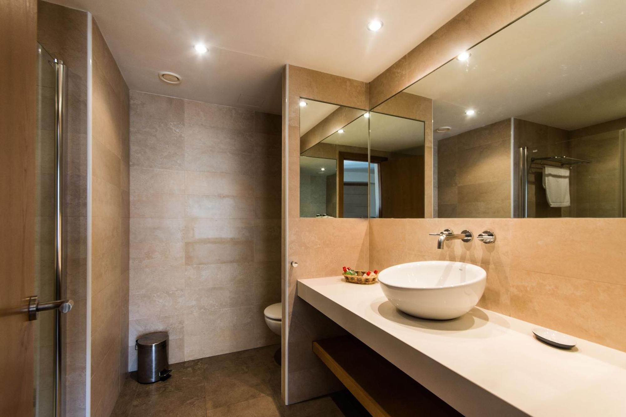 Suite-Ferienwohnung mit Poolblick (2 Erwachsene und 2 Kinder)